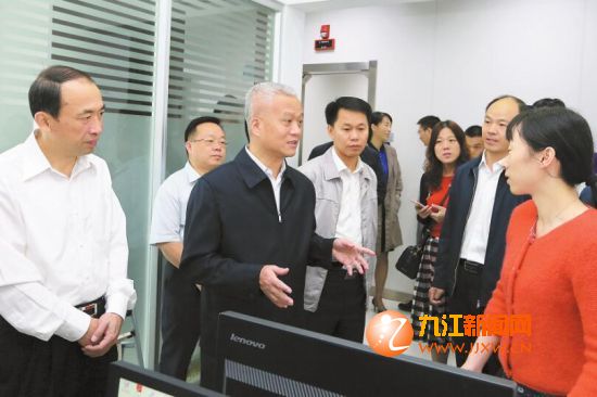 杨伟东检查暗访国庆假期值班情况
